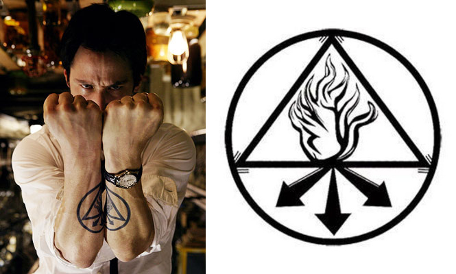 Un díptico, a la izquierda un fotograma de la película Constantine, con Keanu Reeves alzando los brazos para mostrar los antebrazos con un tatuaje triangular. A la derecha, una imagen del tatuaje, una llama dentro de un triángulo, dentro de un círculo. De la parte baja del triángulo salen tres flechas que se expanden hacia abajo, en las direcciones izquierda, derecha y centro.