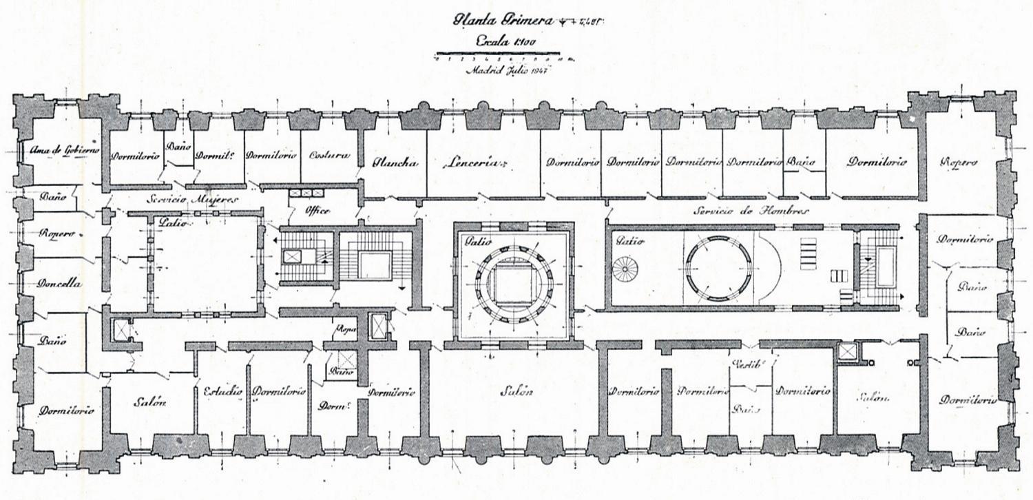 Plano antiguo de la planta de una mansión victoriana, alargada y con numerosos dormitorios a ambos lados, además de cuartos para la servidumbre.